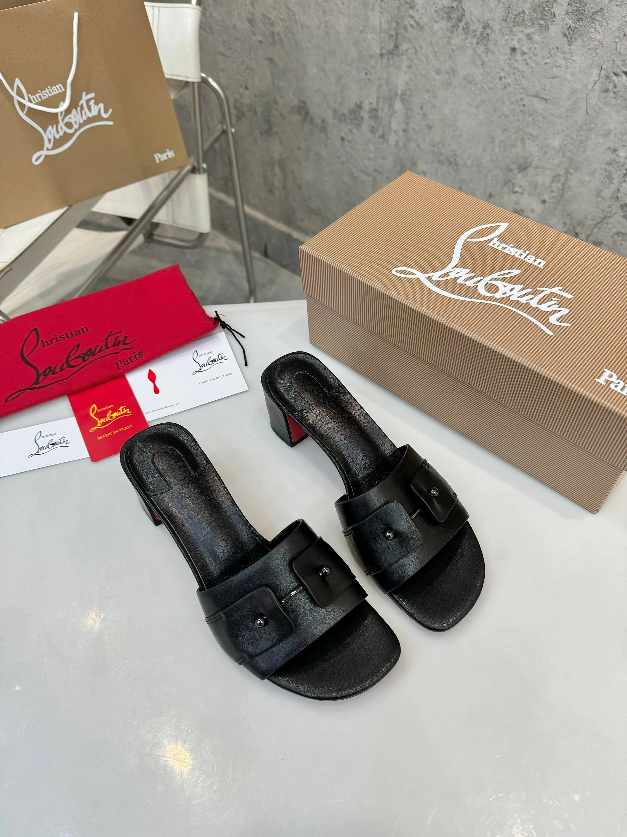 👟👟Ex-factory price 420👟👟 Genuine leather base +40 Top version Purchasing level ⚡③ colors to choose from. Christian Louboutin (CL) logo design is launched this year. The latest catwalk style of red-soled shoes 💥abbreviated as CL. This year's T-stage catwalk style of red-soled shoes👠 has a fresh and refreshing feel, and is perfect on the feet. 💃elegant and crystal clear. All accessories, materials and patterns are all customized at the original 1:1, zero distance from the original version. 1⃣ Upper: cowhide + unique logo 2⃣ Inner: sheepskin 3⃣Outsole: Original one-to-one molded genuine leather rubber non-slip two-color label outsole 4⃣🔺Original packaging 5⃣Number of yards: 35-42 (refundable or exchangeable if ordering 42)